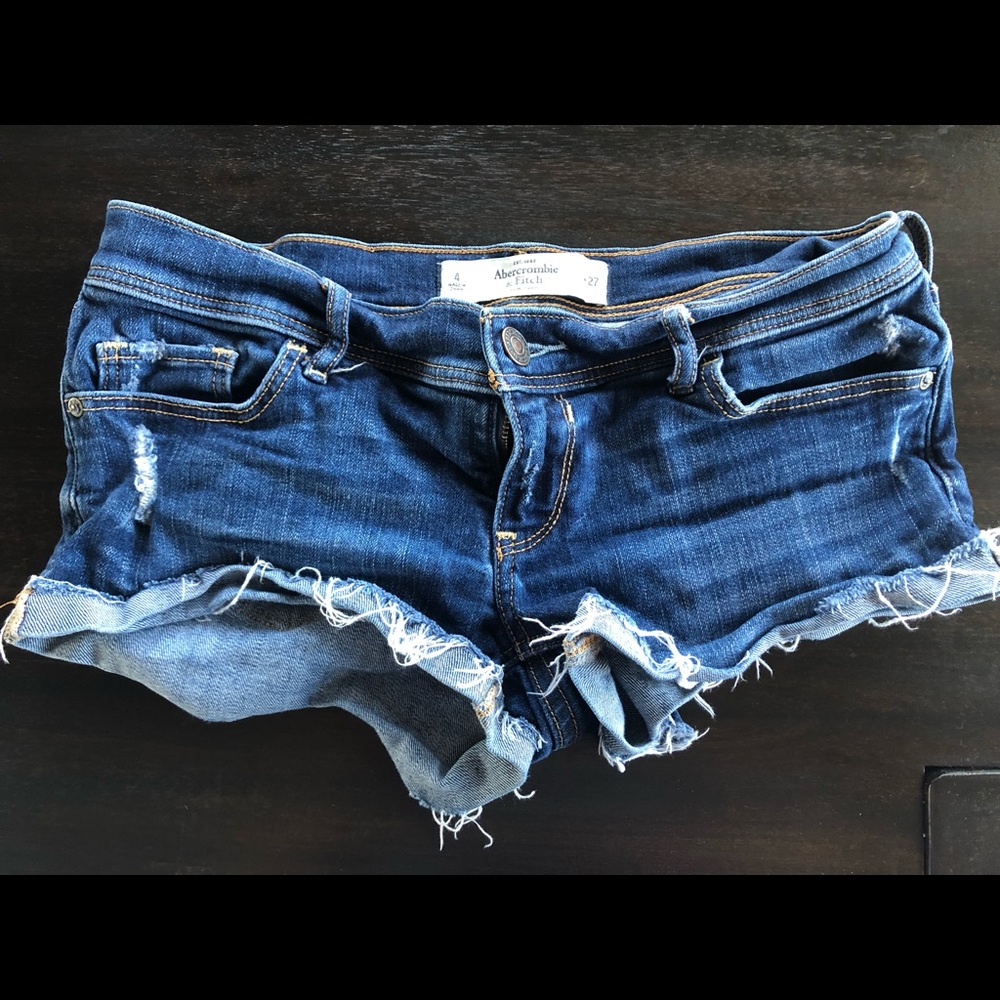 Abercrombie & Fitch slightly distressed jean short